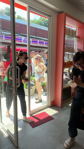 ร้านอาหาร และโรงเรียนสอนทำอาหารไทย ปุ้ม