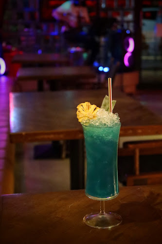 Sin Tonic Bar Hatyai - การบริการอาหารและที่พัก