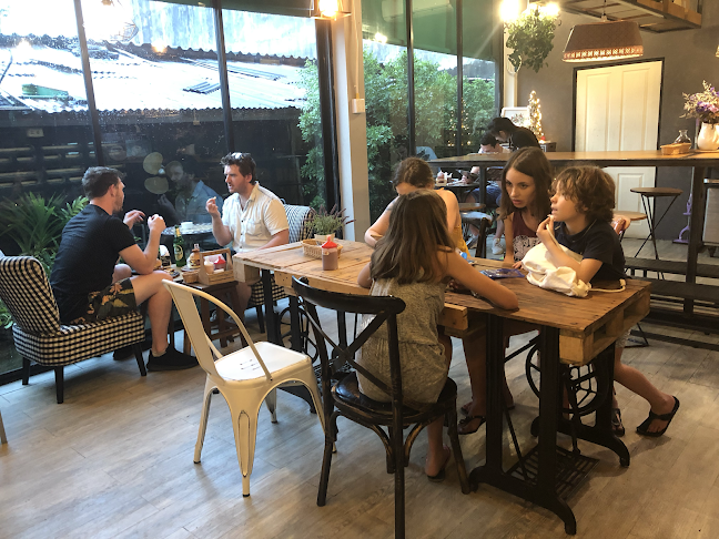 FIVE Loaves Burgers & Cafe’ - การบริการอาหารและที่พัก