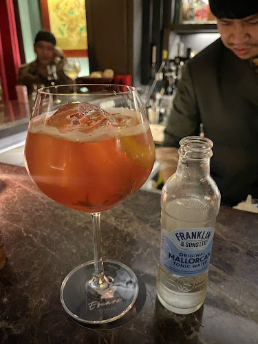 Escave Cocktail Bar - การบริการอาหารและที่พัก