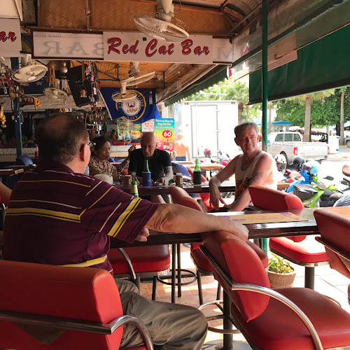 นิว เรด แคท บาร์ - การบริการอาหารและที่พัก