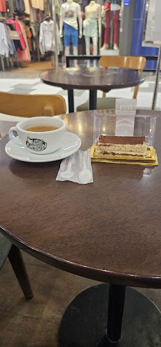 คาเฟ่ อเมซอน - การบริการอาหารและที่พัก