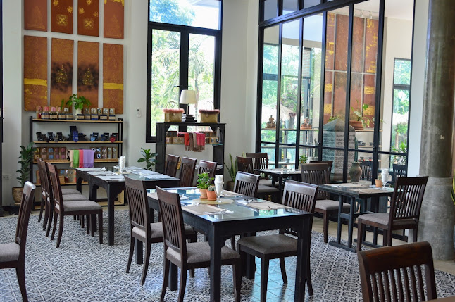 PhumPhor Coffee​ Restaurant​ ภูมิพ่อ คอฟฟี่เรสเตอรองท์ - การบริการอาหารและที่พัก