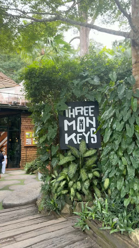 Three Monkeys Restaurant - การบริการอาหารและที่พัก