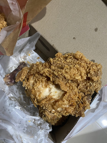 เคเอฟซี ศิลปากร ไดรฟ์ทรู - การบริการอาหารและที่พัก