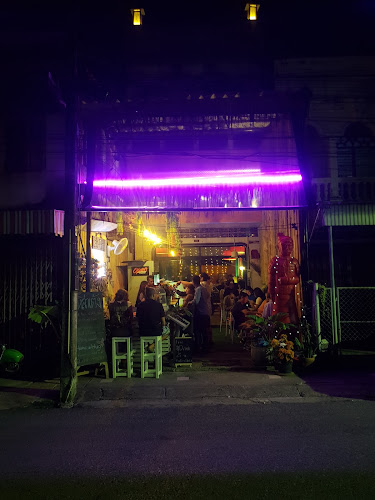 Laoteng Cafe Phuket - การบริการอาหารและที่พัก