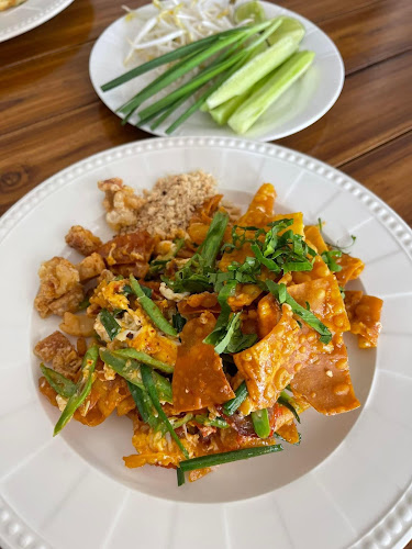 ร้านผัดไทยยายละม่อม - การบริการอาหารและที่พัก