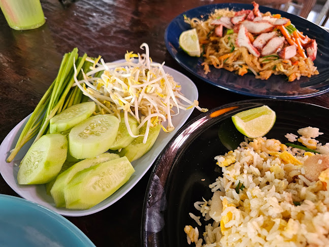 ร้านอึ้งผัดไทย - การบริการอาหารและที่พัก