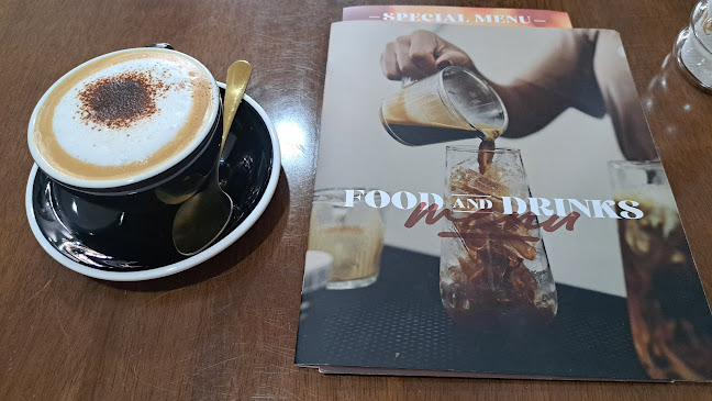 Crème Café Phuket - การบริการอาหารและที่พัก