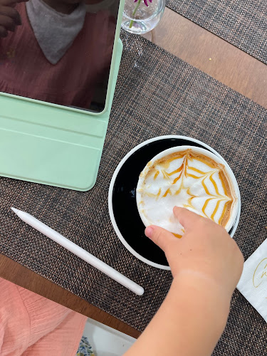 Opinii despre Crème Café Phuket în อำเภอเมืองภูเก็ต - การบริการอาหารและที่พัก