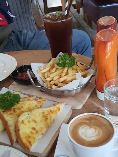 Rilak Cafe ลิลัค คาเฟ่ - การบริการอาหารและที่พัก