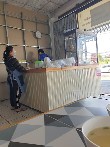 ข้าวมันไก่ประตูชัยพะเยา - การบริการอาหารและที่พัก