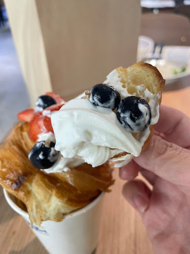 YoLy Yogurt - การบริการอาหารและที่พัก