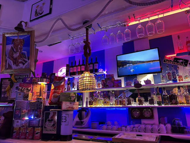 Opinii despre San Antonio Beach Guesthouse & Restaurant în kata - การบริการอาหารและที่พัก