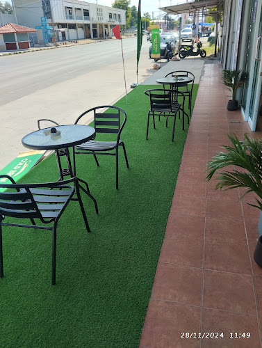 Opinii despre Hole in One Sports Bar & One Shot Cafe Korat în อำเภอเมืองนครราชสีมา - การบริการอาหารและที่พัก