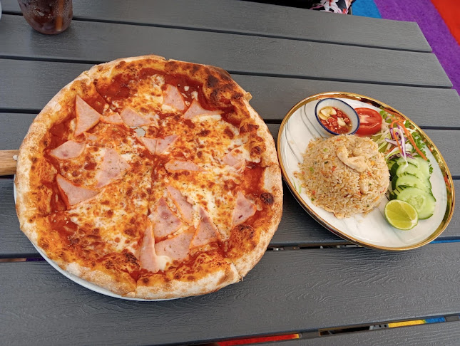 Kindee Pizzeria & Steak House - การบริการอาหารและที่พัก