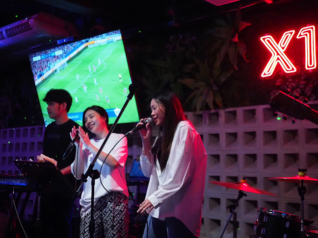 X10 เมืองทอง - การบริการอาหารและที่พัก