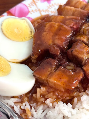 ข้าวหมูแดงนครปฐม - การบริการอาหารและที่พัก