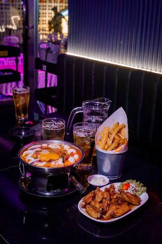 Tah Siam Music&Cafe ท่าสยามมิวสิคแอนด์คาเฟ่ พัทยา - การบริการอาหารและที่พัก