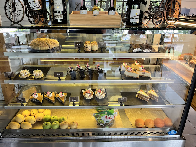 Zurich Bread Café - การบริการอาหารและที่พัก