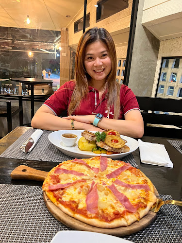 Opinii despre Livv Cafe' & Restaurant Pattaya în อำเภอบางละมุง - การบริการอาหารและที่พัก