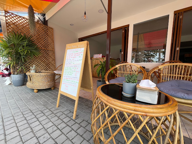 Little Mook Cafe - การบริการอาหารและที่พัก