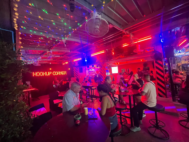 Hookup Corner - การบริการอาหารและที่พัก