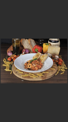 Livv Cafe' & Restaurant Pattaya - การบริการอาหารและที่พัก