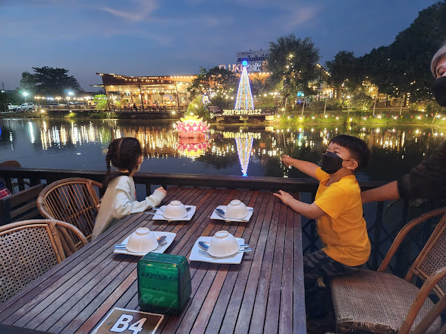 โกดังรังสิต - การบริการอาหารและที่พัก