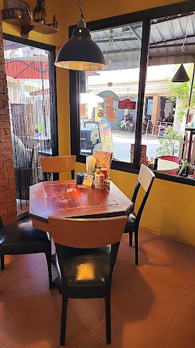 Bratwurst Peter - การบริการอาหารและที่พัก