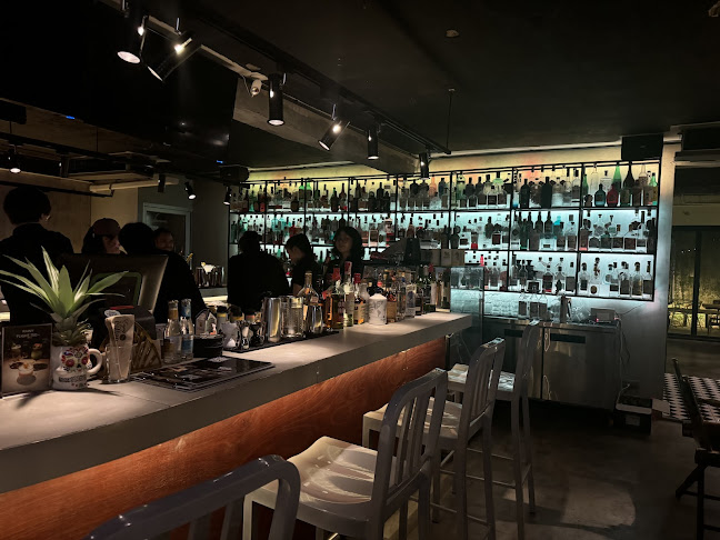 Sin Tonic Bar Hatyai - การบริการอาหารและที่พัก