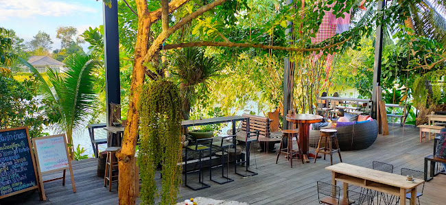 33Cafe Chantaburi บ้านริมน้ำ