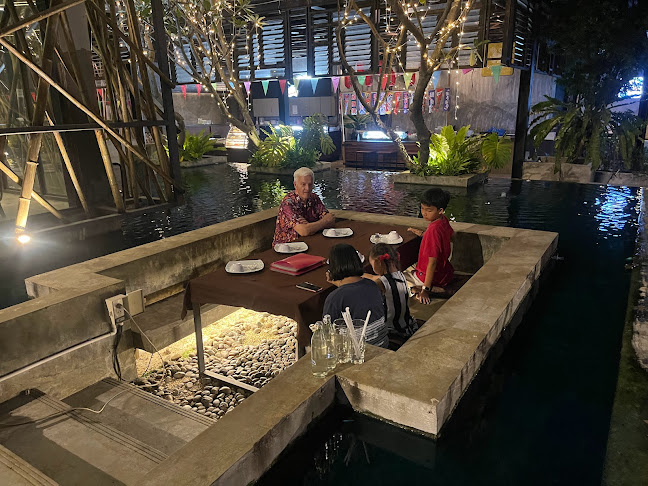 River Wine Restaurant&Karaoke - การบริการอาหารและที่พัก