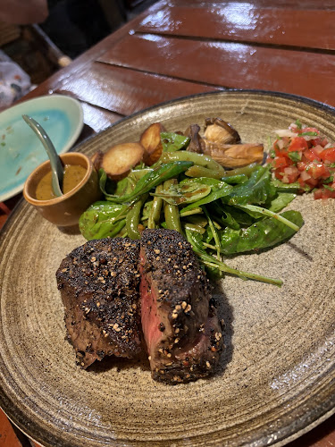 Tatonka Phuket - การบริการอาหารและที่พัก