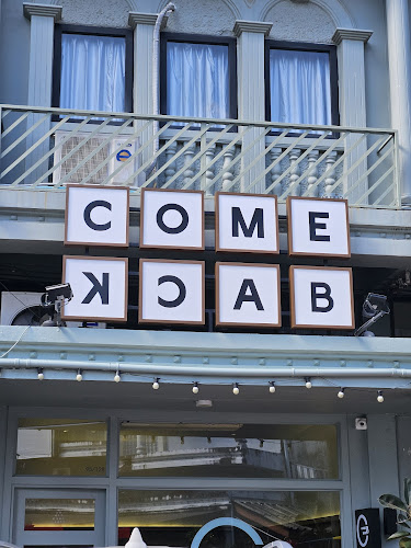 95, 18 ถ. มนตรี ตำบลตลาดใหญ่ อำเภอเมืองภูเก็ต ภูเก็ต 83000