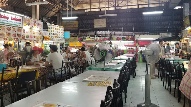 ตลาดโต้รุ่งแม่วิไล - การบริการอาหารและที่พัก