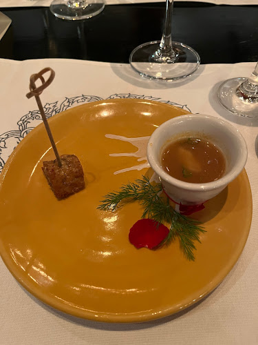 96 ถ. กระบี่ ตำบลตลาดเหนือ อำเภอเมืองภูเก็ต ภูเก็ต 83000