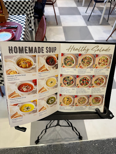 Santa Monica Diner Pattaya - การบริการอาหารและที่พัก