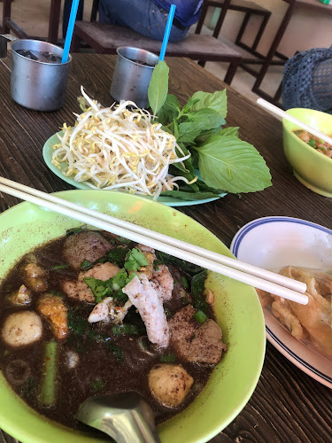 ก๋วยเตี๋ยวเรือนายคล้าย - การบริการอาหารและที่พัก