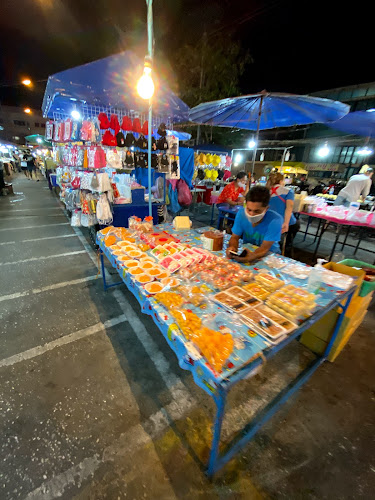 ตลาดกลางคืนสถานีรถไฟพิษณุโลก - การบริการอาหารและที่พัก