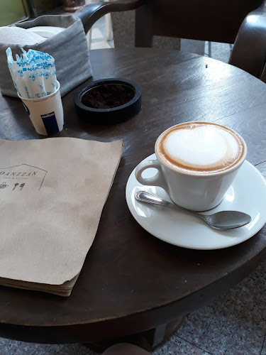 Opinii despre Cafe Lavazza Lukkan Mansion în อำเภอกะทู้ - การบริการอาหารและที่พัก