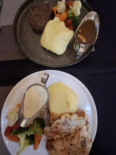 Opinii despre Public House Phuket în Kamala - การบริการอาหารและที่พัก