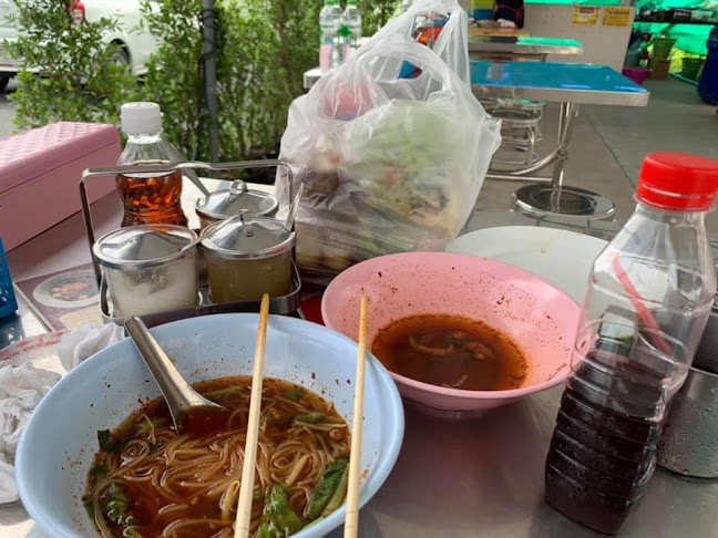 Opinii despre ราชาก๋วยเตี๋ยวหมูตุ๋น-เนื้อตุ๋น(หัวมุมตลาดพระรูปคลองสอง) în อำเภอธัญบุรี - การบริการอาหารและที่พัก