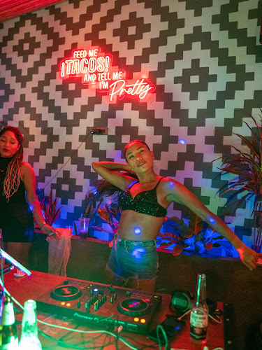 Lucha Cantina Authentic Mexican - Chalong - การบริการอาหารและที่พัก