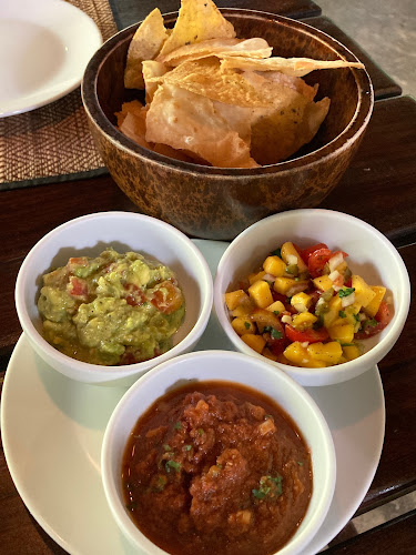 ศาลา เม็กซิกาลี - การบริการอาหารและที่พัก