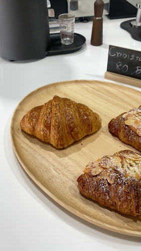 Crème Café Phuket - การบริการอาหารและที่พัก