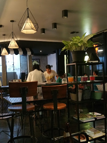 HANZA BAR & BISTRO - การบริการอาหารและที่พัก