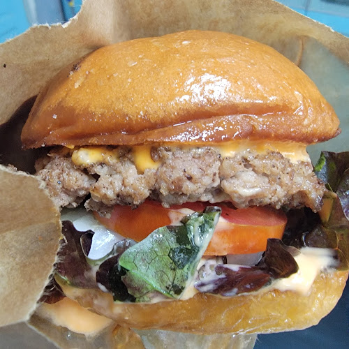 Escapar Burger - การบริการอาหารและที่พัก