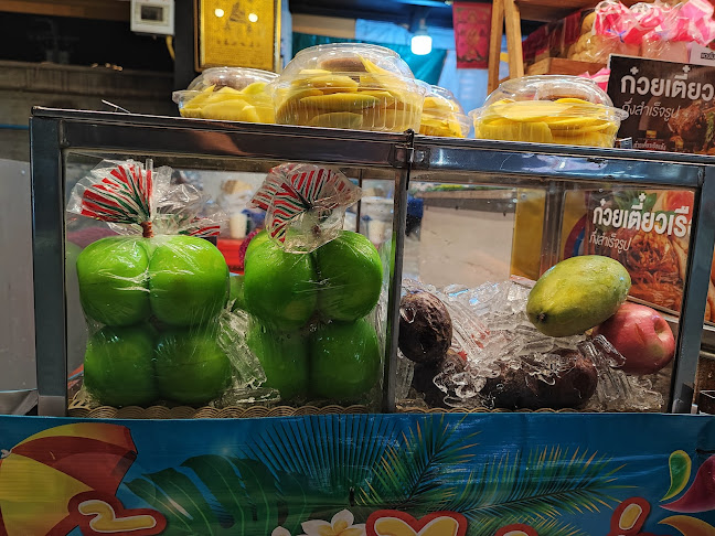 ร้านนมหมีปั่น ขนมปังปิ้ง ผลไม้สดแช่เย็น - การบริการอาหารและที่พัก