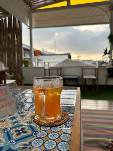 High D'Away Rooftop Bar - การบริการอาหารและที่พัก